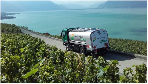 Camion Ruey-Termoplan traversant des vignes avec vue sur le Lac Léman